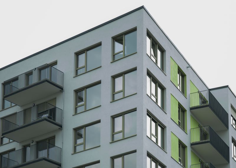 Moderner Neubau mit Balkonen